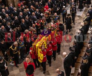 La reina Isabel II, la monarc con más años de servicio en el país, que murió a los 96 años después de 70 años en el trono, será honrado con un funeral de estado el lunes por la mañana en la Abadía de Westminster.