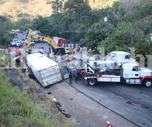 La Dirección Nacional de Tránsito sostiene de manera preliminar que el conductor de la rastra no pudo maniobrar su unidad y fue a impactar contra el bus, foto: Marvin Salgado / EL HERALDO.