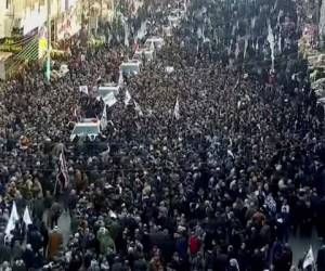 En esta imagen, tomada de un video, una multitud de personas participa en el cortejo fúnebre del general iraní Qassem Soleimani en Bagdad, el 4 de enero de 2020. (PMF Media Office via AP)