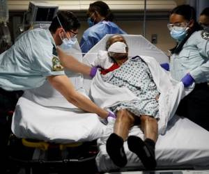 Fotografía de archivo del 20 de abril de 2020 de técnicos de emergencias médicas transportando a un paciente de un albergue de ancianos a una sala de emergencias en el hospital St. Joseph's en Yonkers, Nueva York. (AP Foto/John Minchillo, Archivo)
