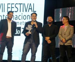 William Aguilar junto a su crew y con la estatuilla que le acredita el premio a Mejor Cortometraje 2018. Esta es la primera participación de Aguilar en el festival.