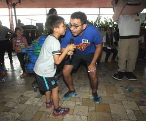 Allan y Daniela Izaguirre debutando como cantantes