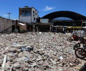 Con ayuda de las autoridades de la Alcaldía y los vendedores se realizó la demolición de varios puestos comerciales en 2017. Foto: David Romero/EL HERALDO.