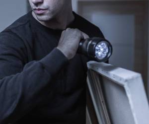 En Honduras hay matronas que son más bandoleras que un pandillero en plena calle. En cambio, muchos (as) las adulan por las rosas que pusieron en lujosas viviendas de reporteros ¿o no?.