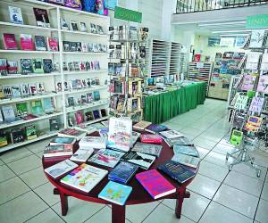 Los libros en físico todavía son una alternativa en la capital