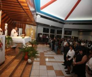 A la misa acudieron más de 400 personas. La eucaristía fue oficiada por Daniel Martínez, párroco de la iglesia.Foto: Efraín Salgado/El Heraldo