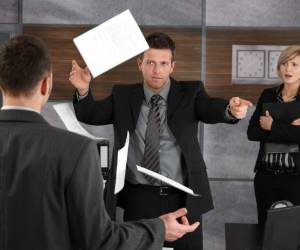 Discutiendo no logrará ningún acuerdo, solo perjudicar a la empresa.