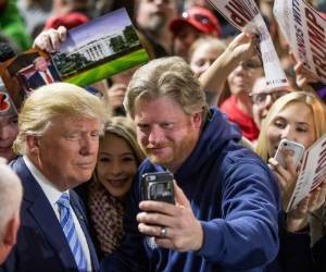 'No sé si eso fue dirigido hacia mí... tal vez', comentó Trump tras el servicio religioso.