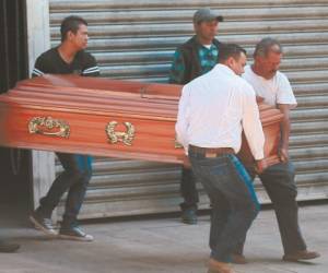 Los familiares retiraron el cuerpo del joven de la morgue capitalina.