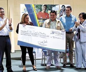 El presidente Hernández encabezó ayer la entrega del capital semilla a los productores.