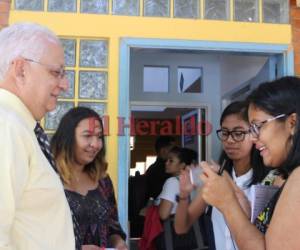 El rector Francisco José Herrera Alvarado en recorrido en el campus universitario se le vio conversar con varios estudiantes. (Foto: El Heraldo Honduras, Noticias de Honduras)
