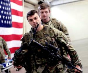 Centenares de soldados estadounidenses fueron enviados el sábado de Fort Bragg, Carolina del Norte, a Kuwait como refuerzos en Medio Oriente ante el incremento de las tensiones luego que Estados Unidos matara a un general iraní de alto rango. FOTOS: AP