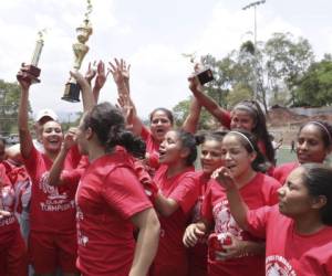 Las chicas de Olimpia celebran un gol durante la conquista del campeonato.