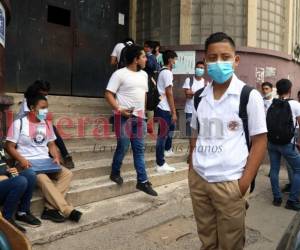 Estudiantes del Abelardo Rafael Fortín de Comayagüela espera afuera del edificio para ingresar a clases.