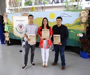 Óscar Cerritos, Venus Ixchel Mejía y Giuseppe Vijil, ganadores del segundo, primero y tercer lugar, respectivamente. Foto: Emilio Flores.