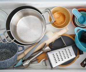 Para garantizar la inocuidad de tus alimentos, elige utensilios de buena calidad y elaborados con materiales duraderos e higiénicos.