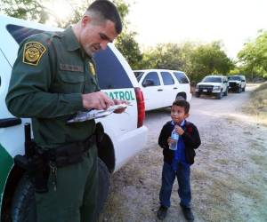 El momento en que Alejandro de 8 años viajaba solo y fue requerido por un agente fronterizo en EEUU. (Foto: New York Times)