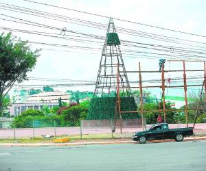 La base y el armazón del árbol navideño ha comenzado a instalarse en la Villa Navideña.