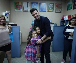 Las pequeñas no se quedaron atrás al posar para varias fotografías con el galán de telenovelas.