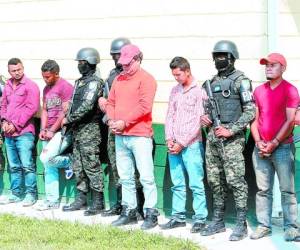 Los integrantes de la banda fueron custodiados por un fuerte contingente de miembros de la Policía Militar del Orden Público.