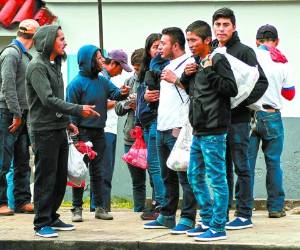 Miles de hondureños pasan sus días en busca de algo de dinero en las ciudades mexicanas.