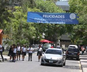 JORNADA. Casi con normalidad se realizaron las actividades académicas ayer en el Central.