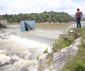 En la actualidad la represa Los Laureles reporta un leve rebose, se espera que de aumentar el caudal se instale la cortina.