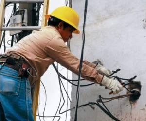 Las autoridades de la Empresa Energía Honduras (Eeh) anunciaron las interrupciones en el servicio de energía eléctrica en varios sectores del país, debido a trabajos de mantenimiento general. /Fotos El Heraldo Honduras/
