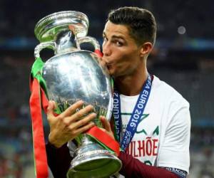 Cristiano Ronaldo besa la copa que lo acredita como campeón de la Euro.