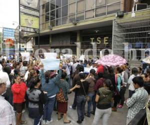Los manifestantes piden que el TSE inscriba la candidatura de Hernández (Foto: Alejandro Amador/ El Heraldo Honduras/ Noticias de Honduras)