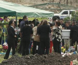 Momentos en que los restos mortales de la doctora Karla Mariana Cruz Ruiz eran trasladados a la tumba donde se le dio cristiana sepultura en un cementerio de la capital.