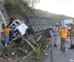 Así quedó el camión en el que se conducían las víctimas que se accidentaron en el kilómetro 18 carretera hacia Olancho. Fotos: Bomberos de Honduras.