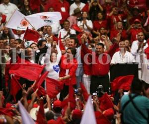 En la asamblea los líderes de los partidos en alianza alzan los brazos en señal de unidad (Foto: Jonhny Magallanes/ El Heraldo Honduras/ Noticias de Honduras)
