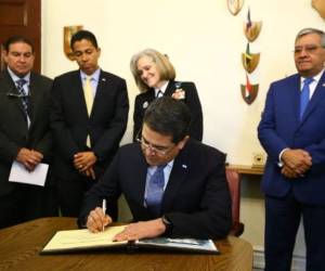 Hernández firmó el Libro de Oro de la JID en Washington.