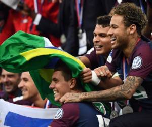 El alero brasileño del Paris Saint-Germain Neymar Jr El defensa brasileño del Paris Saint-Germain Thiago Silva y el mediocampista argentino del Paris Saint-Germain Giovanni Lo Celso celebran al final del partido de fútbol final entre Les Herbiers y Francia Paris Saint-Germain.