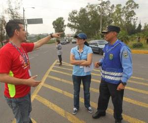 Eddy Montalván y Lidia Andino, del Comité Organizador, con el comisario Yuri Espinal, de Tránsito, inspeccionando la ruta (Foto: Johny Magallanes/EL HERALDO)