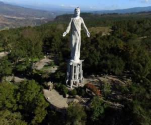 El imponente Cristo de El Picacho se levanta hermoso en la cima del cerro, como si cuidara de la ciudad.(Foto: Marvin Salgado / EL HERALDO Honduras / Noticias de Honduras).