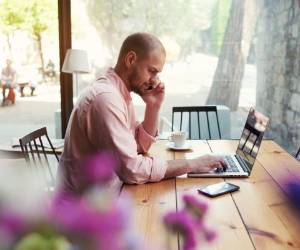 Con el hoteling, espacios como cafés, restaurantes e incluso centros comerciales son opciones para realizar su trabajo.