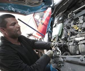 Fernando se desempeña como mecánico automotriz a pesar de no contar con sus brazos.