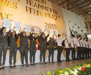 Luego de recibir el título, los estudiantes dieron media vuelta y lo mostraron a sus familiares. Foto: Efraín Salgado/EL HERALDO.