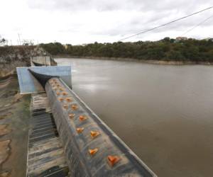 La represa Los Laureles mantiene elevadas las cortinas, ya que su llenado es arriba del 60 por ciento, contrario a la presa La Concepción. Foto: Marvin Salgado/EL HERALDO.