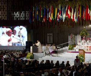 Casi 50.000 personas, algunas vestidas de blanco y amarillo y ondeando banderas del Vaticano, asistieron a la eucaristía.