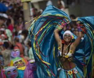 Personas en todo Brasil iniciaron desde el viernes sus festejos del Carnaval al salir a las calles a bailar samba, tomar cerveza y olvidarse por un momento de los problemas económicos y la crisis política (Foto: AP/ El Heraldo Honduras/ Noticias de Honduras)