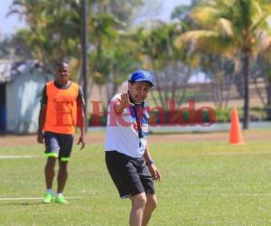 El nuevo entrenador de Olimpia, Nahun Espinoza, cumplió su primer día de trabajo este miércoles. (Fotos: Ronal Aceituno / EL HERALDO)
