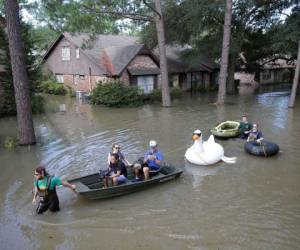 Las familias evacuan de sus hogares en Lakeside Estate en Houston, Texas. Foto: Agencia AFP.