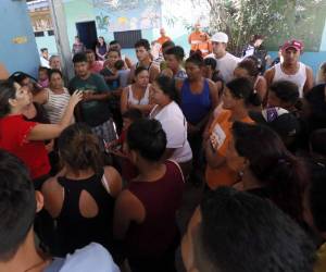 Los coordinadores de los albergues revisan los censos de las personas afectadas a fin de evitar el ingreso de desconocidos que se aprovechen de la situación. Foto: Marvin Salgado/EL HERALDO.