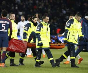 El alero brasileño del Paris Saint-Germain Neymar Jr es evacuado en camilla durante el partido de fútbol francés L1 entre Paris Saint-Germain (PSG) y Marsella (OM) en el Parque de los Príncipes en París el 25 de febrero de 2018. / AFP / GEOFFROY VAN DER HASSELT.