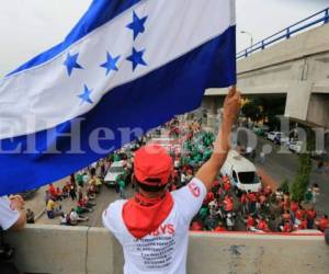 La tradicional marcha de trabajadores recorrió desde La Granja hasta el centro de la capital de Honduras. Los obreros reclamaron mejores salariales y laborales, foto: Marvin Salgado / EL HERALDO.