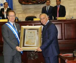 El presidente del Congreso Nacional Mauricio Oliva entrega la placa de reconocimiento al embajador James Nealon. Foto: Cortesía Congreso Nacional.