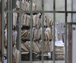 La acumulación de expedientes ha llevado a un gran desorden y se teme que pueda causar la pérdida o extravío de documentos valiosos.